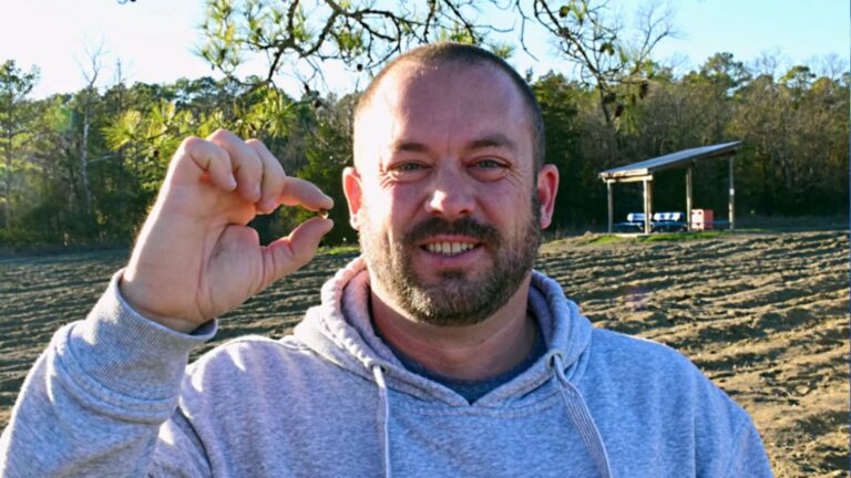 الأمريكي جيمس وارد يحمل الماسة النادرة