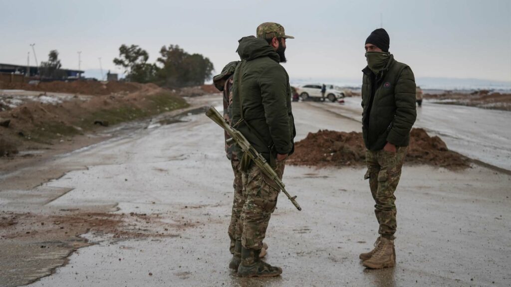 عناصر من الجيش السوري على خطوط المواجهة مع قسد بالقرب من مدينة الحسكة