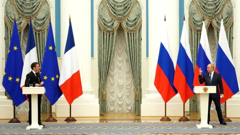 بوتين وماكرون بموسكو (أ ف ب)
