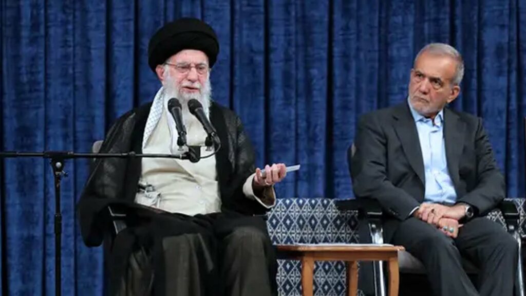 المرشد الإيراني علي خامنئي والرئيس الإيراني مسعود بزشكيان خلال مناسبة في طهران في 2024