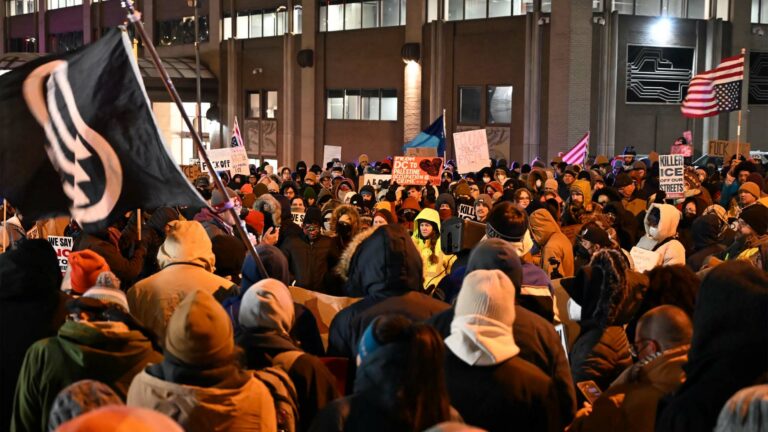 متظاهرون والشرطة وسط احتجاجات مينيابوليس الليلية.