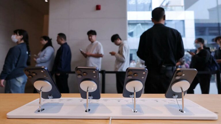 آيفون 17 يكتسح الأسواق: أبل تسجل إيرادات تاريخية بـ 85 مليارًا مبيعات آيفون القياسية