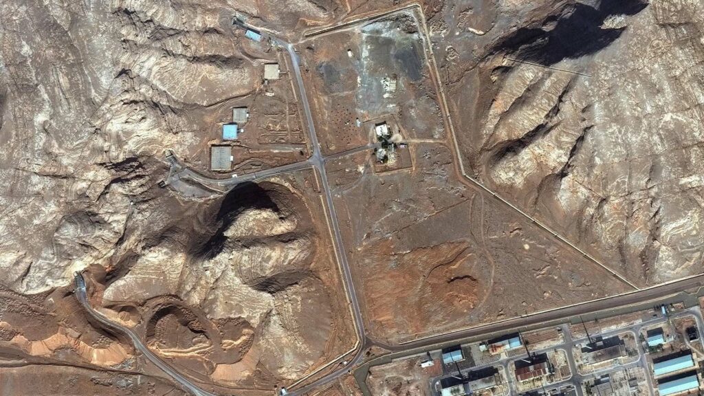 صورة أقمار صناعية تُظهر مداخل أنفاق غير مغطاة بالتربة في مجمّع أصفهان النووي