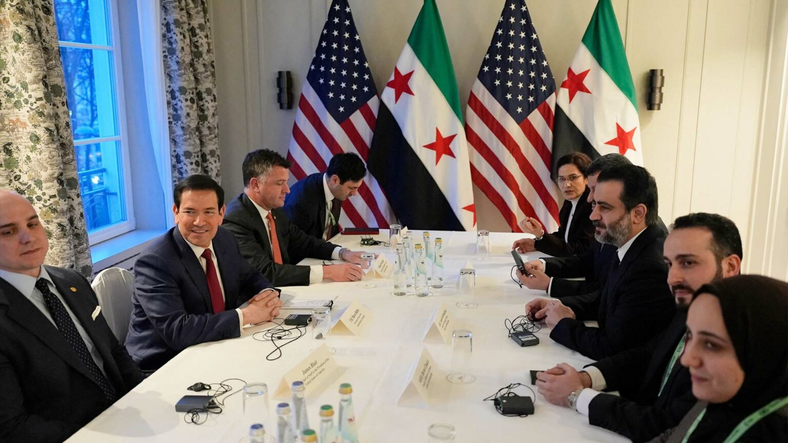 جانب من اللقاء الذي جمع روبيو بالشيباني والوفد المرافق له في ميونخ بألمانيا