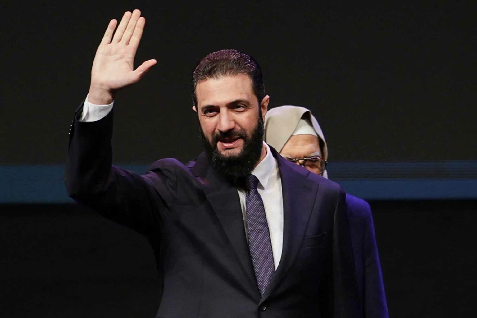 الشرع يصدر مرسوم عفو عام شامل في سوريا: أبرز الشروط والاستثناءات أحمد الشرع يصدر مرسوم عفو عام شامل في سوريا