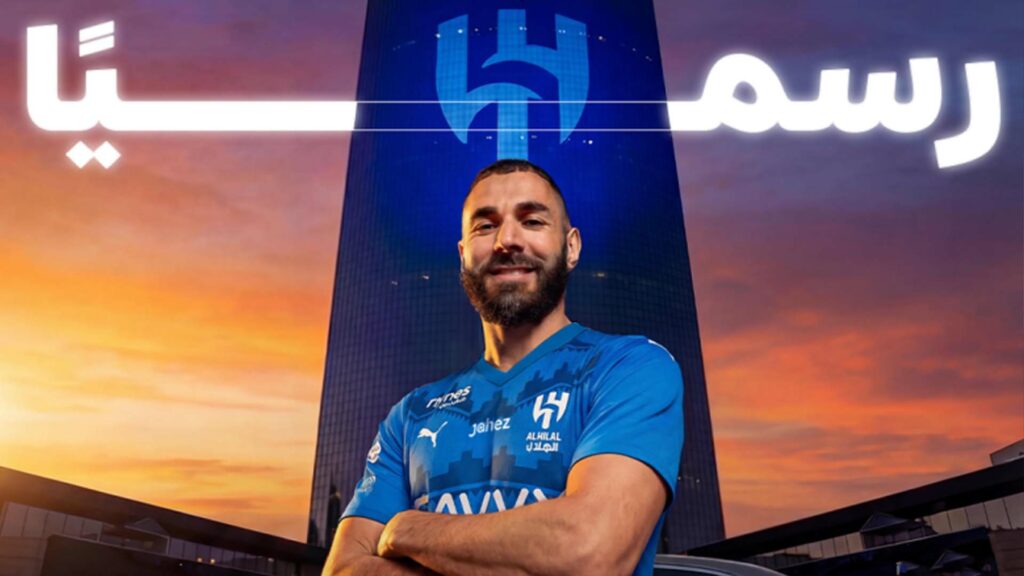 كريم بنزيمة يرتدي قميص الهلال