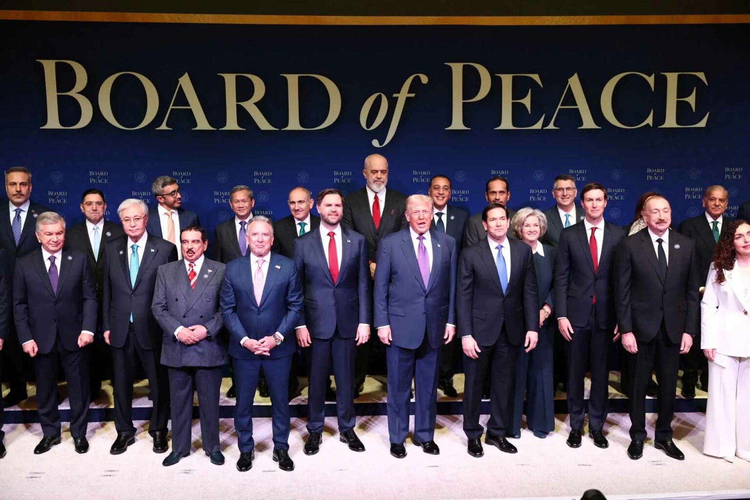 الرئيس الأميركي دونالد ترامب يتوسط أعضاء مجلس السلام في الاجتماع الأول