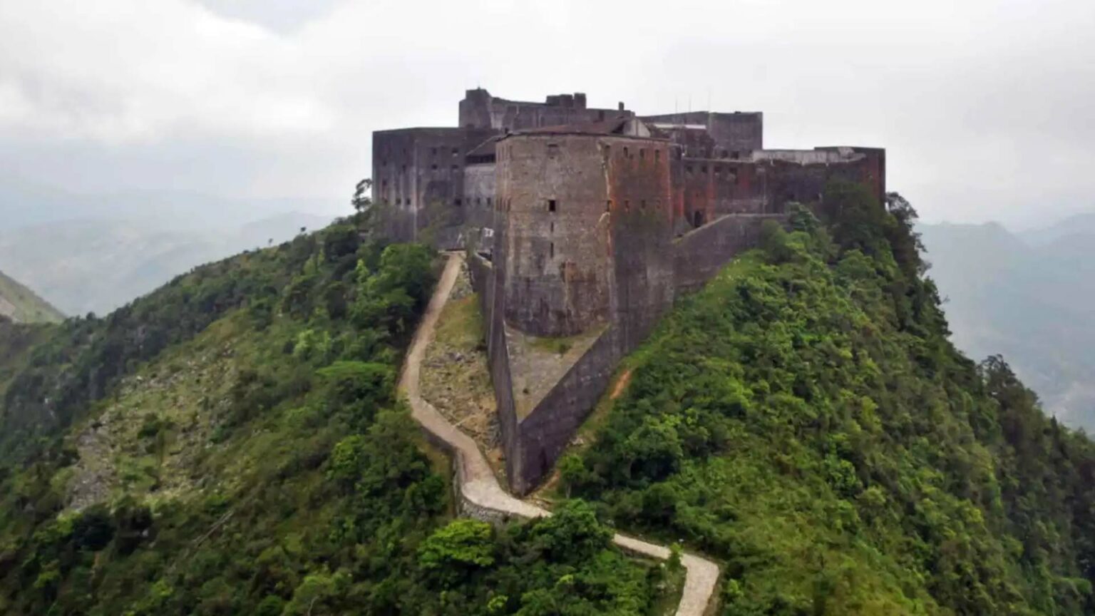 مقتل 30 شخصًا في تدافع مأساوي داخل قلعة لافيريير في هايتي حادث قلعة لافيريير