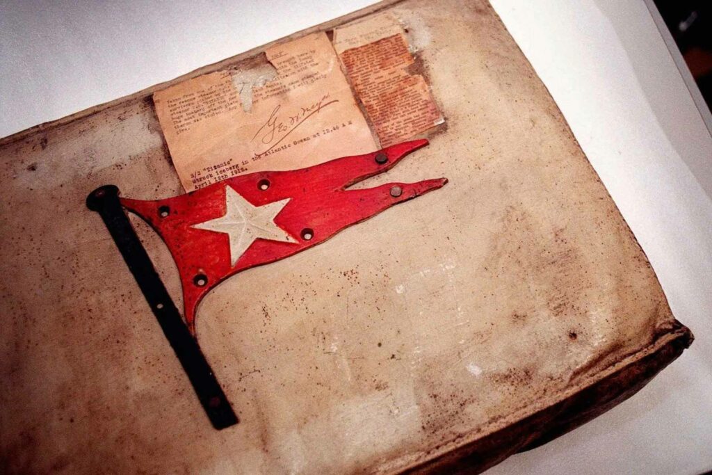 وسادة قارب نجاة تيتانيك للبيع بمبلغ يتجاوز 238 ألف دولار وسادة قارب النجاة تيتانيك بشعار شركة وايت ستار لاين