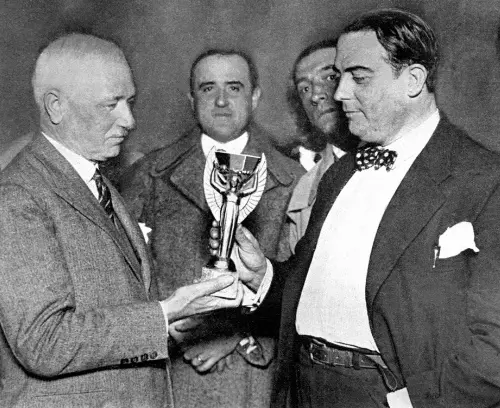 صورة لعملية أول تسليم كأس العالم 1930 لرئيس اتحاد كرة القدم بالأوروغواي