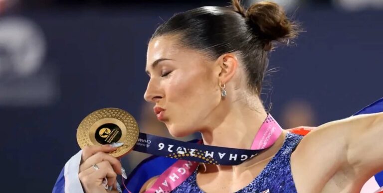 إيمي هانت تحتفل بإحدى ذهبياتها في بطولة أوروبا لألعاب القوى 2026 في برمنغهام
