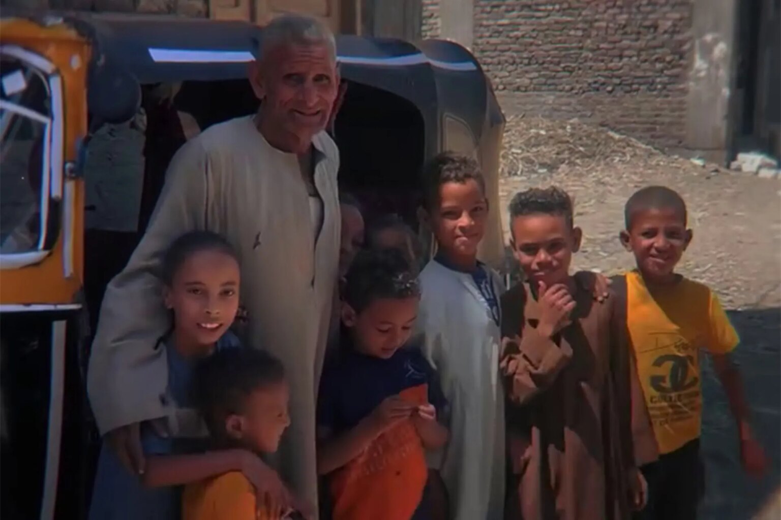 حياة الحاج عبد الراضي: أب لـ40 ابناً وجدّ لـ100 حفيد في جنوب مصر