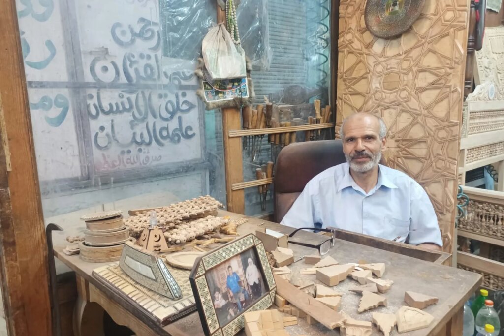 صانع الأرابيسك الأخير في الدرب الأحمر.. ورشة تقاوم الانقراض