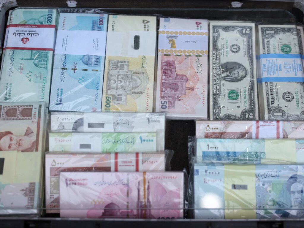 انهيار تاريخي للريال الإيراني وسط تعثر المفاوضات مع واشنطن
