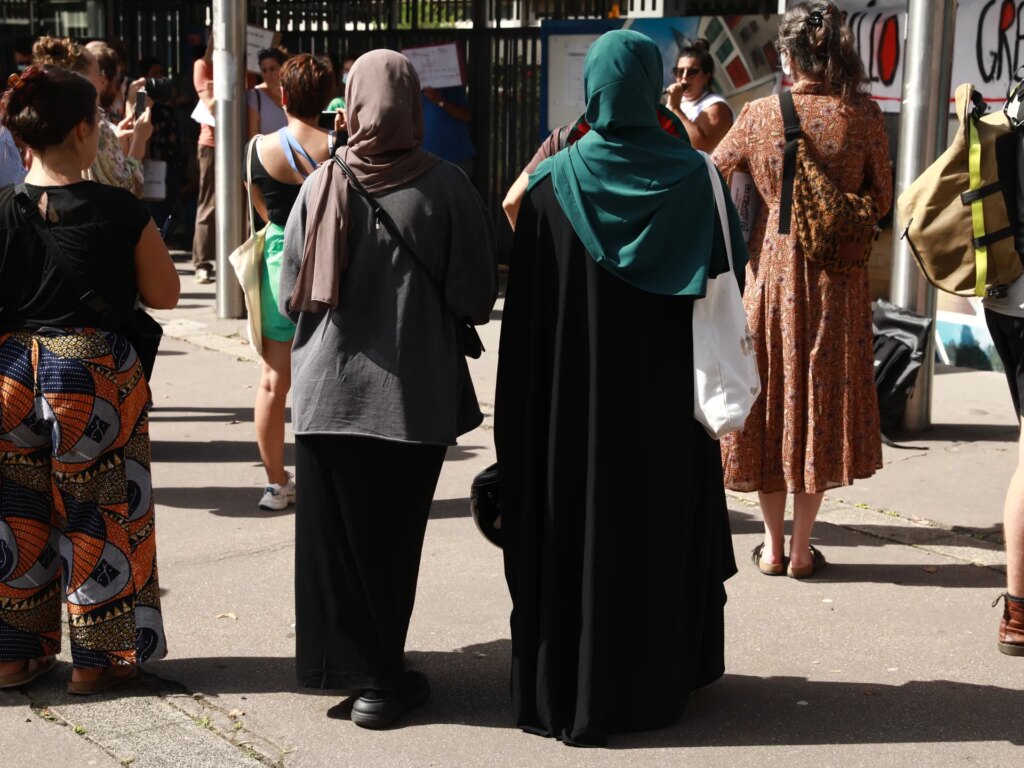 لماذا لا تستطيع فرنسا تجاوز عقدة الحجاب؟ جذور استعمارية وهوس سياسي