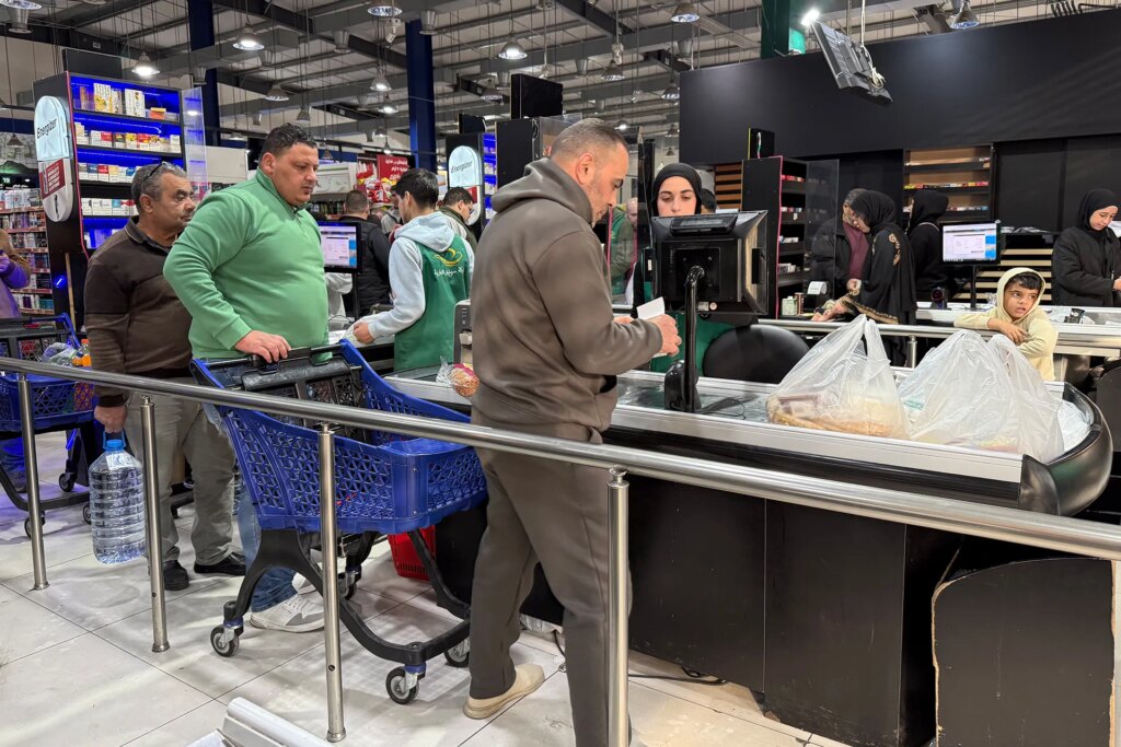 شطيرة دجاج بـ13 دولاراً.. كيف تفضح رفاهية بيروت أزمة لبنان الاقتصادية؟