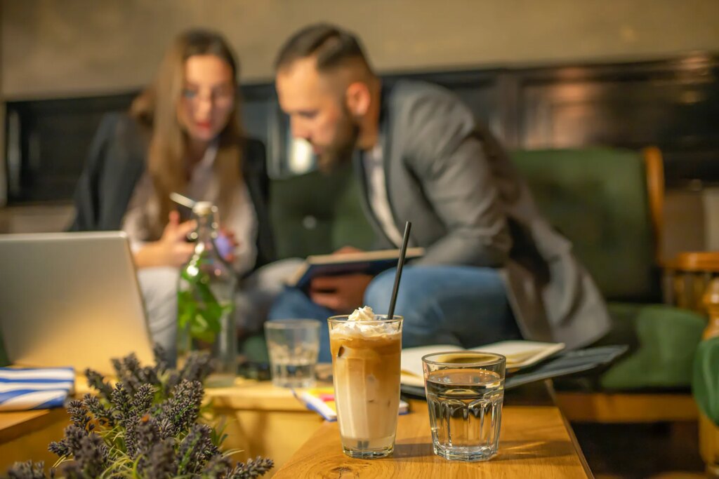 لماذا أثارت “القهوة المثلجة” حرب أجيال في مقابلات العمل؟ القهوة المثلجة في مقابلات العمل