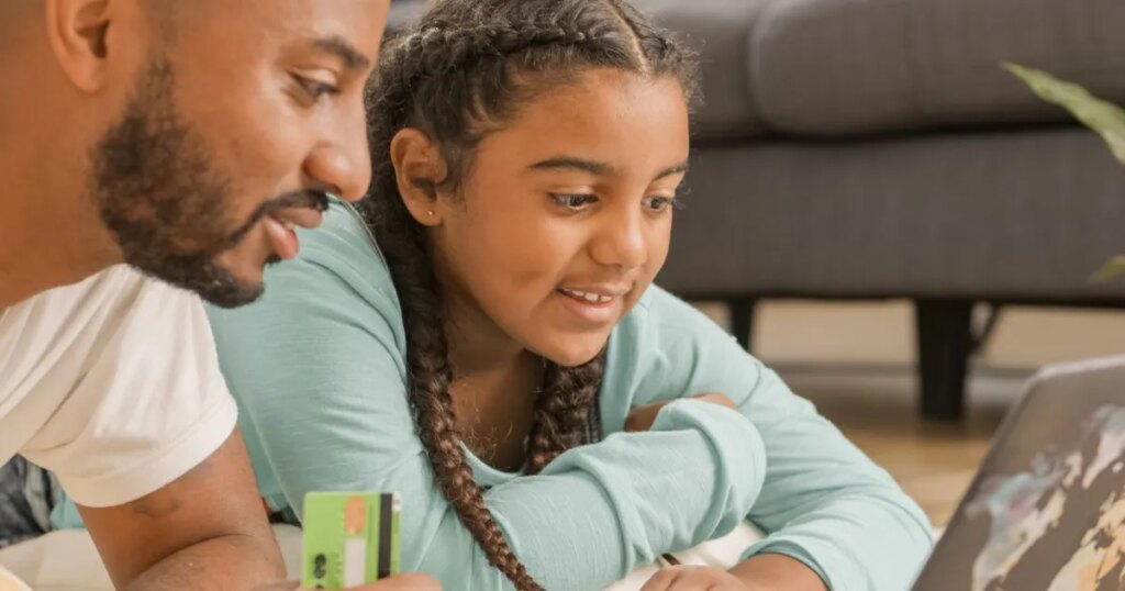 كيف تعلم طفك قيمة المال في عصر الدفع الرقمي والألعاب؟