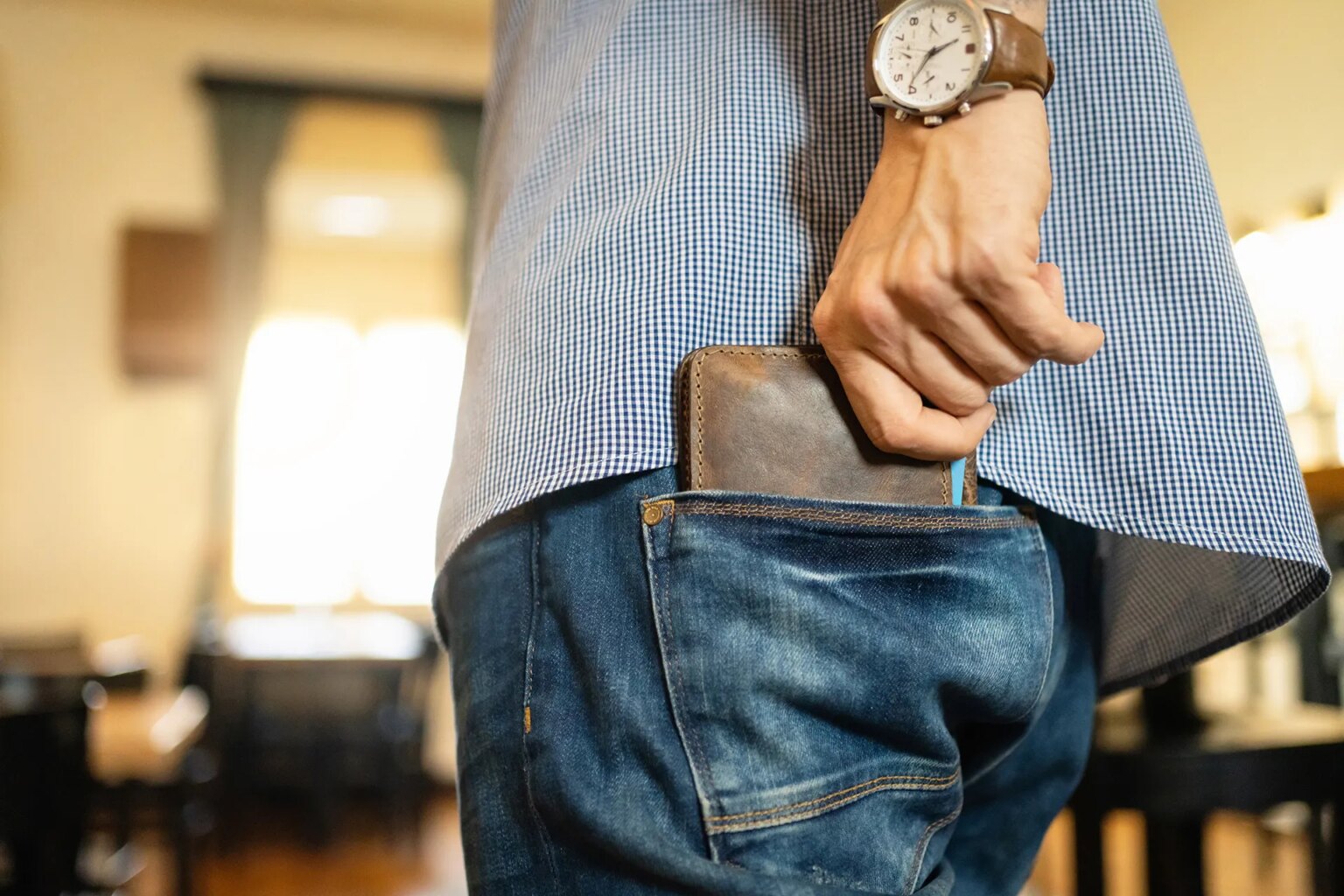 أخطاء يومية ترتكبها في جيوبك تدمر هاتفك وصحتك دون أن تدري