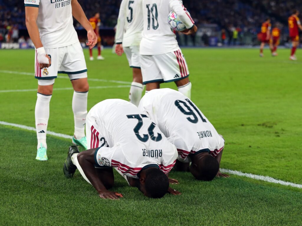 لقطة مؤثرة: روديغر وكوناتي يحتفلان بهدف ريال مدريد القاتل بالسجود أمام روما