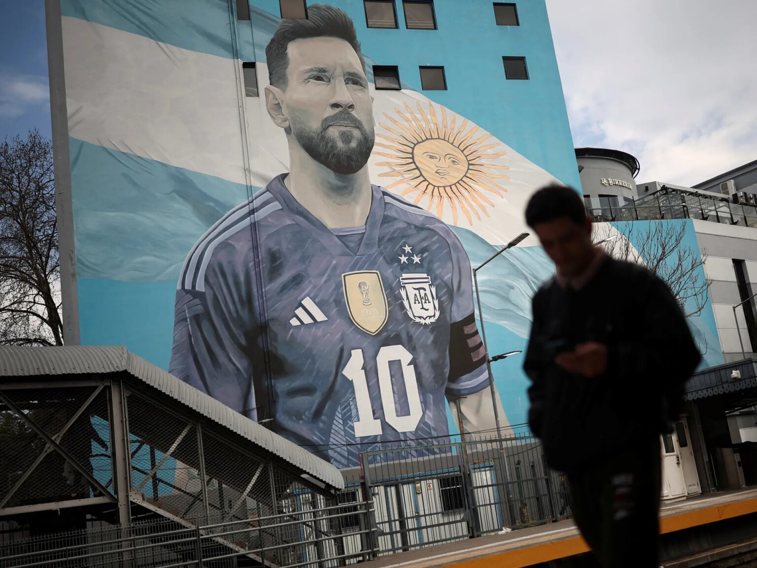 لماذا تمنع قوانين الفيفا الأرجنتين من حجب القميص رقم 10 بعد اعتزال ميسي؟